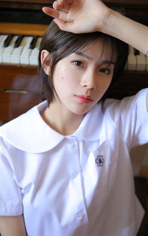 礼炮鸣响，国旗护卫队擎国旗出场！